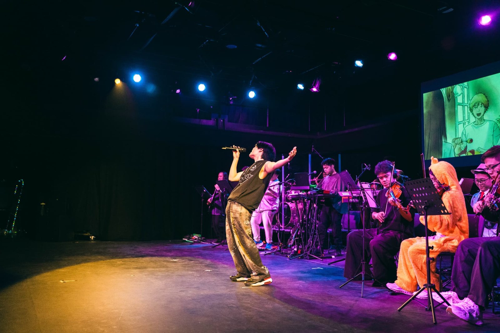 AniMemori featured artist singing with the ensemble